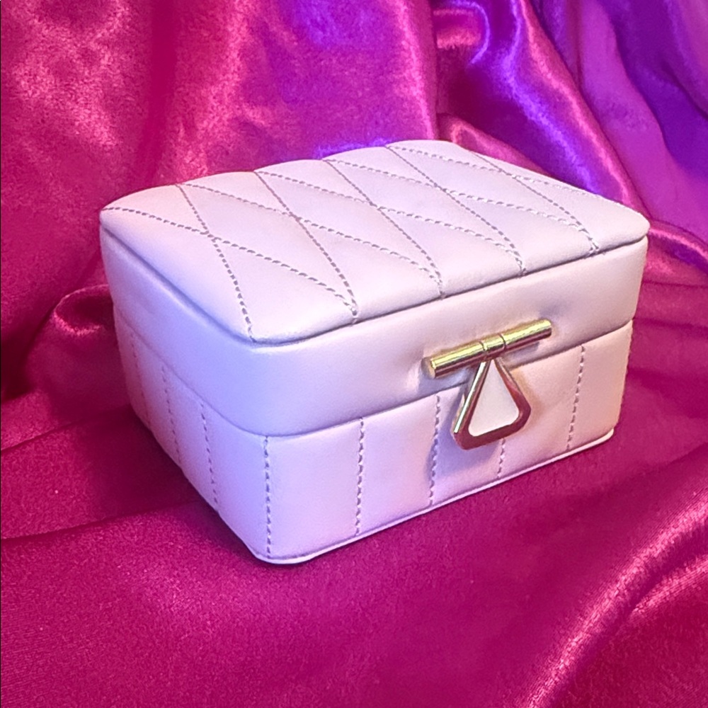 Elegant baby pink Quilted Women's jewelry travel box like new